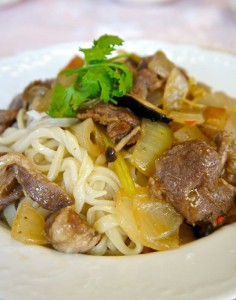 色々なキノコと夏野菜とラム肉の手打ちラグメン(過油肉拌麺)